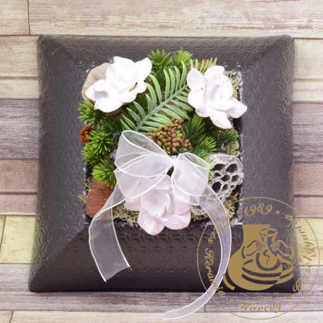 Kegyeleti dísz szögletes műanyag tálcában